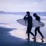 Apprendre à stocker une combinaison de surf