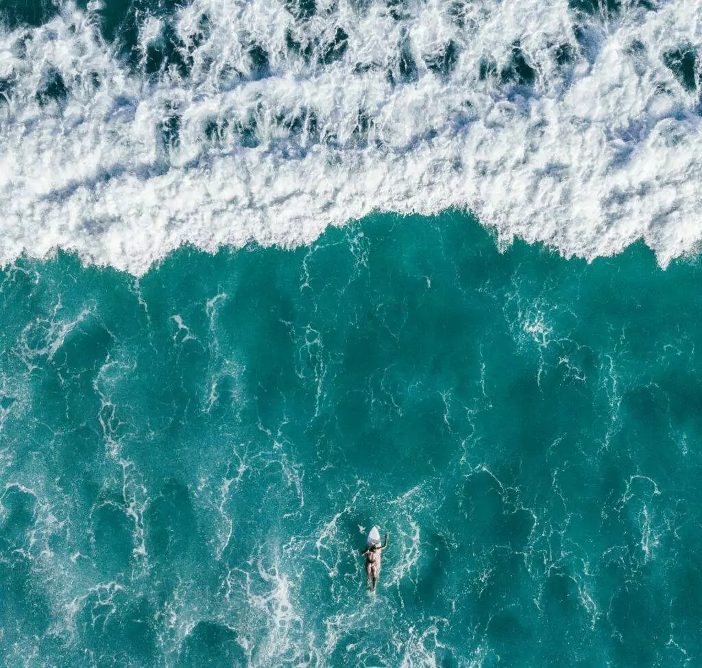 Comment faire un duck dive (canard) en surf